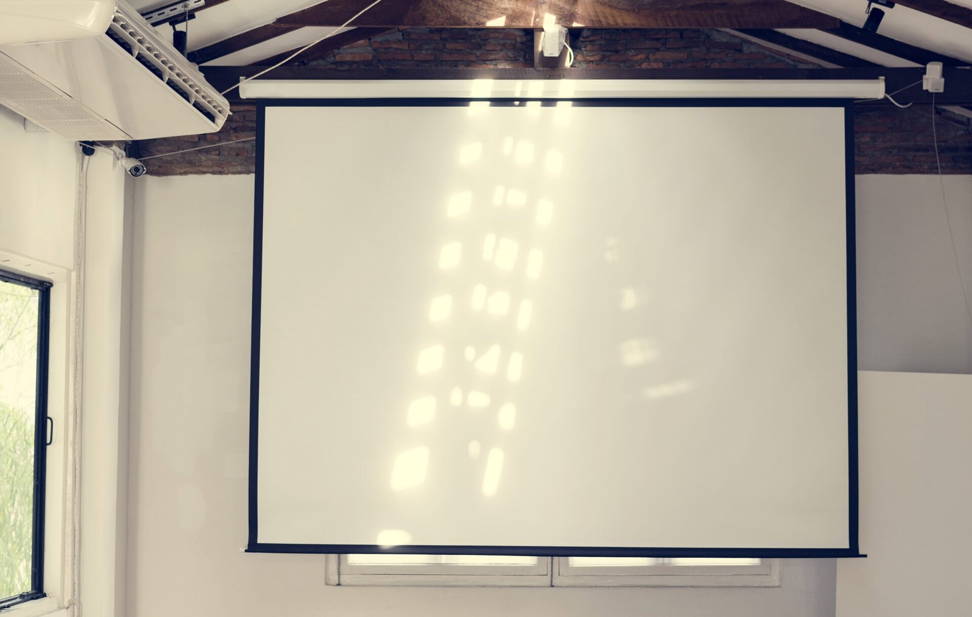 a projector screen on a meeting room 2025 02 10 11 01 38 utc scaled Leinwände Definition