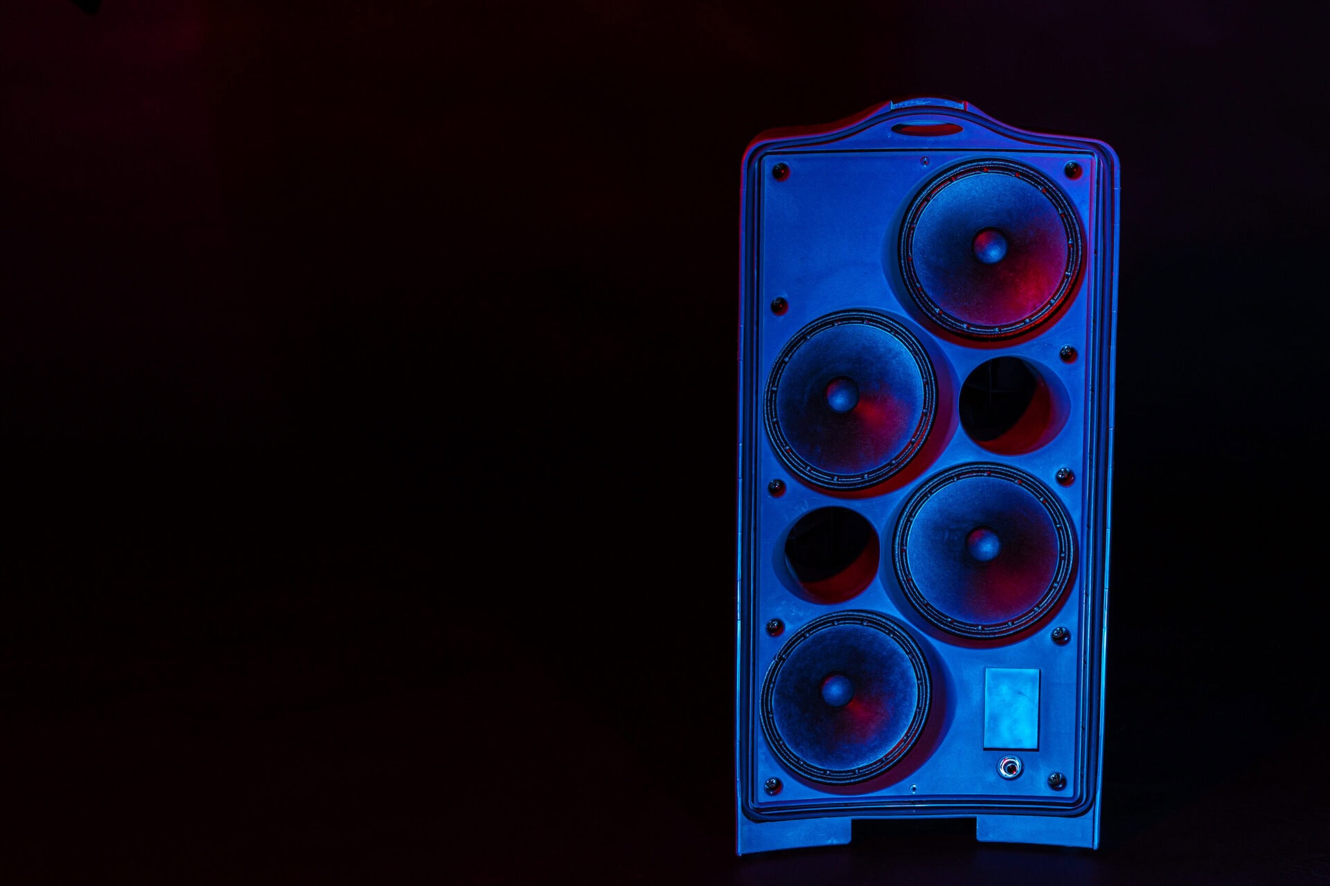 audio system stereo column on dark background 2025 02 24 15 30 07 utc scaled Professioneller Lautsprecher für Event- und Veranstaltungstechnik in Frankfurt.