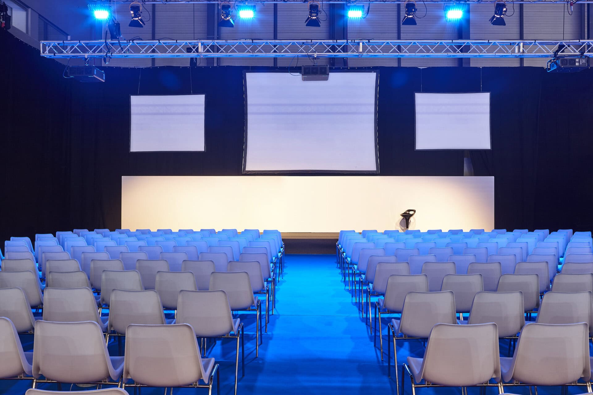 conference room with video projectors screens and 2025 01 27 16 29 29 utc scaled Bühne, Licht und Ton für Events.