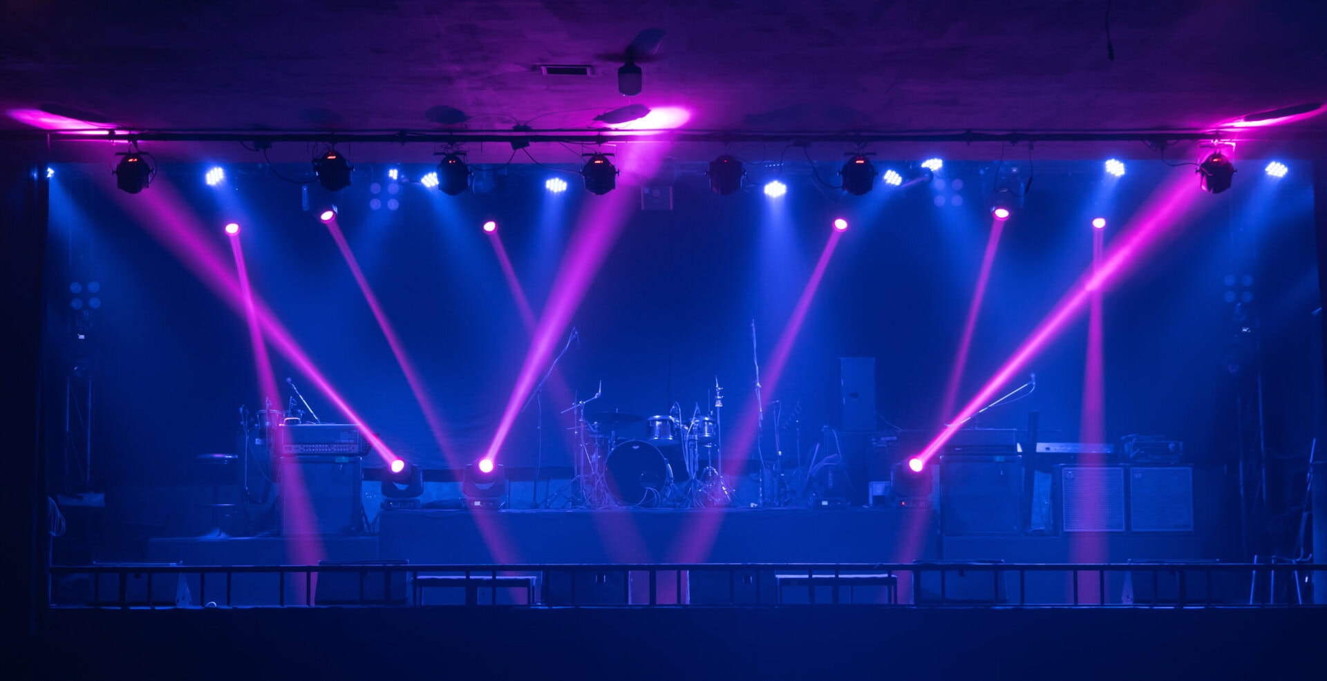 empty stage concert with lighting laser beam spotl 2024 10 18 08 24 16 utc scaled Bühnen- und Veranstaltungstechnik mit Licht- und Tontechnik in Frankfurt.