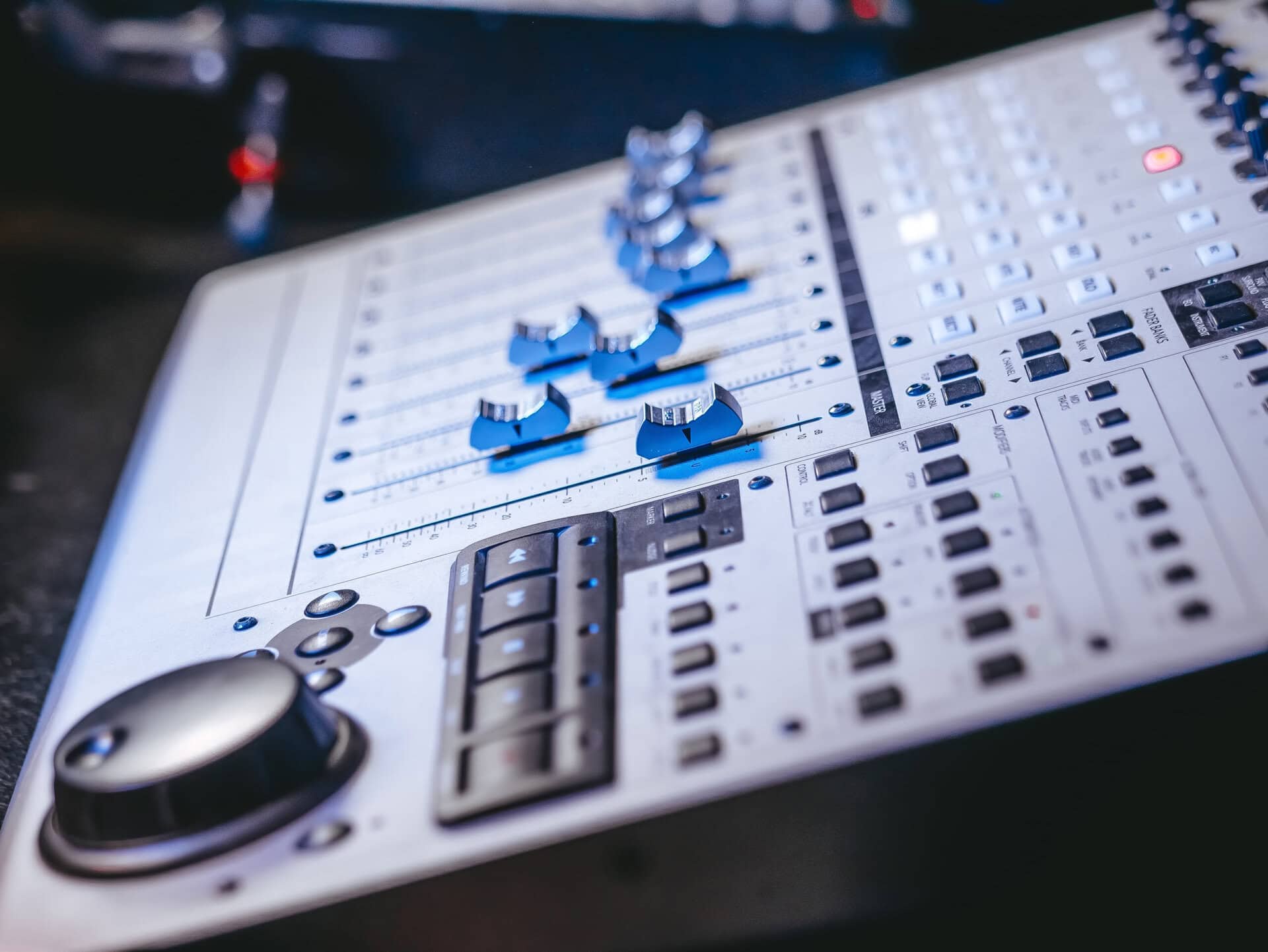 professional recording studio interface of equipm 2025 03 10 01 13 04 utc scaled Professionelles Audio- und Licht-Equipment für Events.