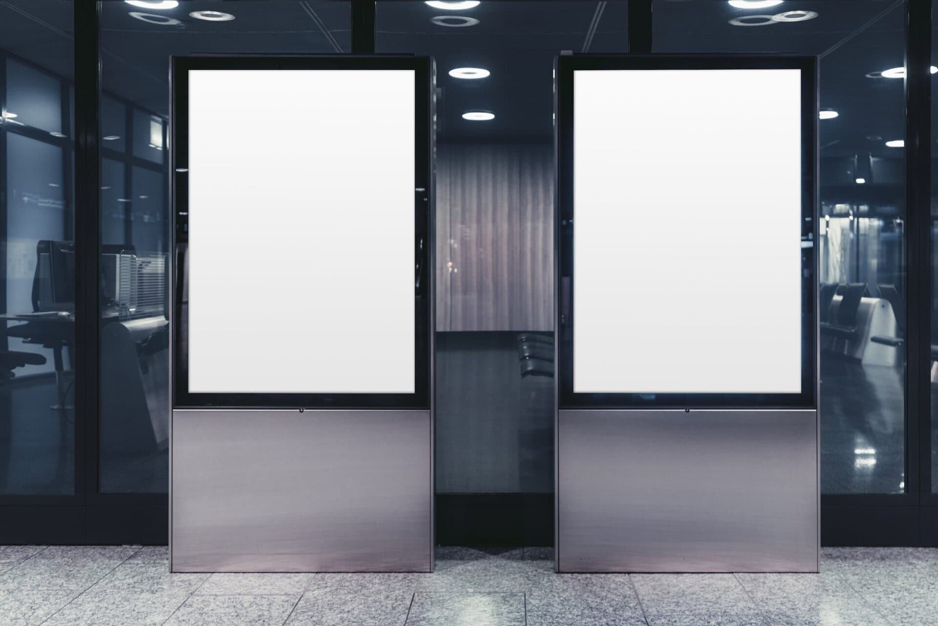two placards indoor mockups 2024 10 22 14 00 33 utc scaled Große digitale Werbetafeln in Frankfurt.